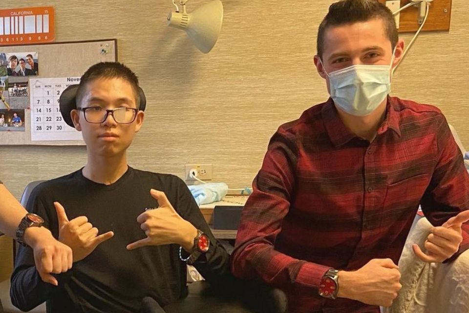 In the fall/winter of 2021, Yi Yi's dearest friends visited VGH and GF Strong Rehabilitation Center&nbsp;every weekend during Yi Yi's hospitalization