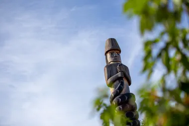 sʔi:ɬqəy̓ qeqən (double-headed serpent post), Brent Sparrow, Musqueam